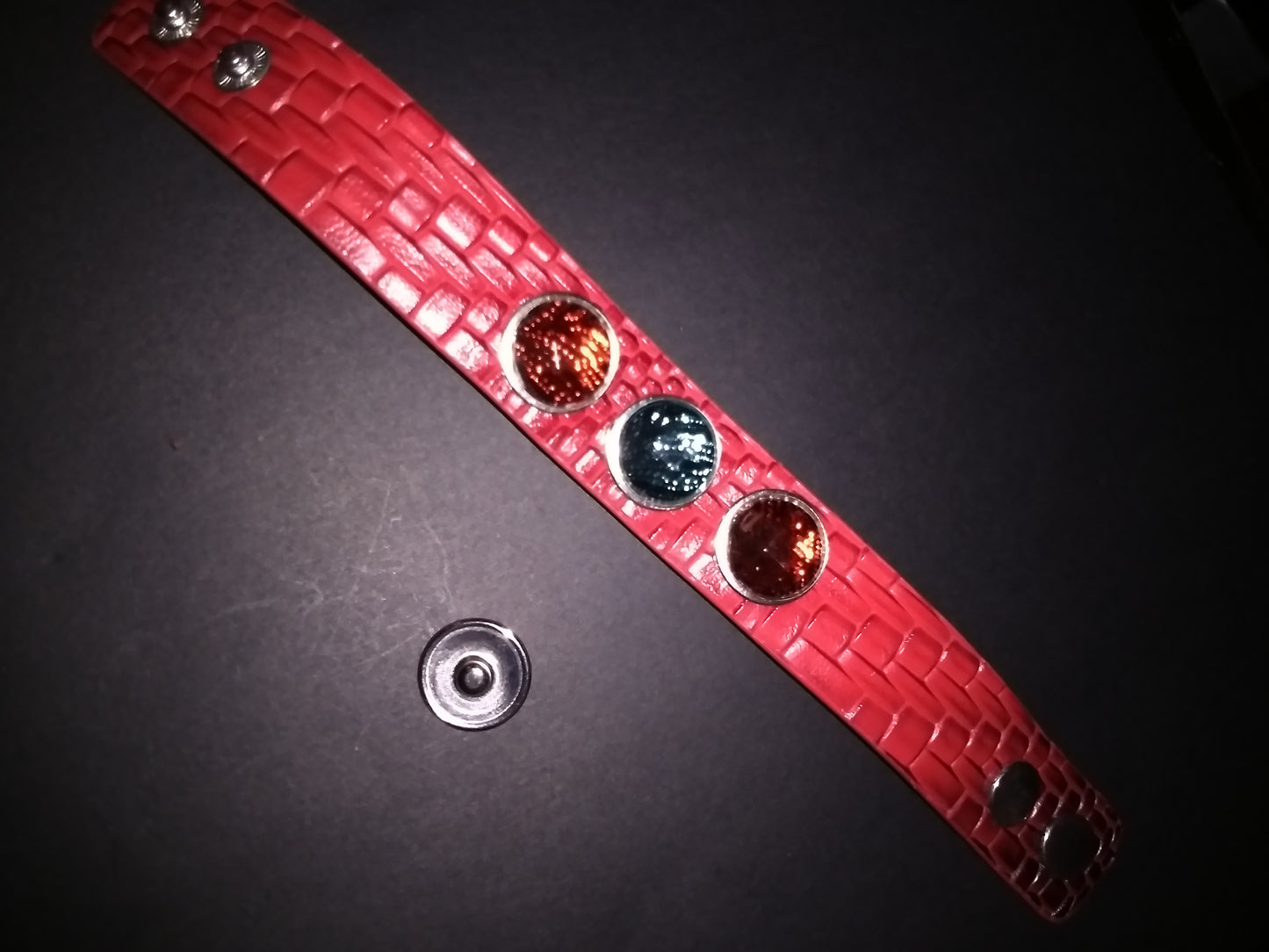 Leather bracelet with 18mm removable snaps

Unisex